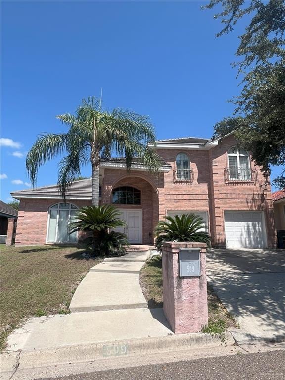 view of front facade featuring a front lawn and a garage