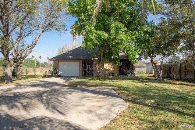 view of front of home featuring fence, a front lawn, driveway, and an attached garage