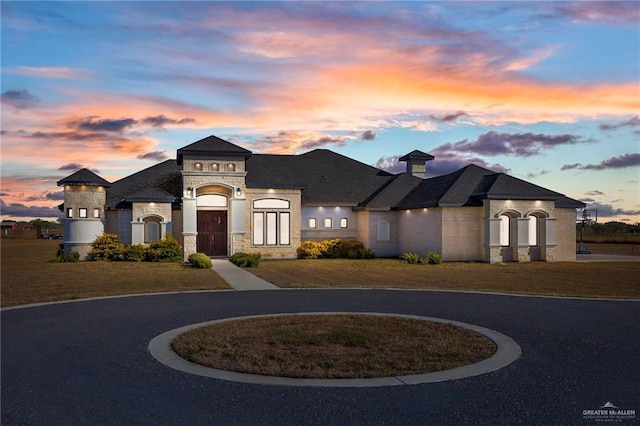 view of front of home featuring a yard