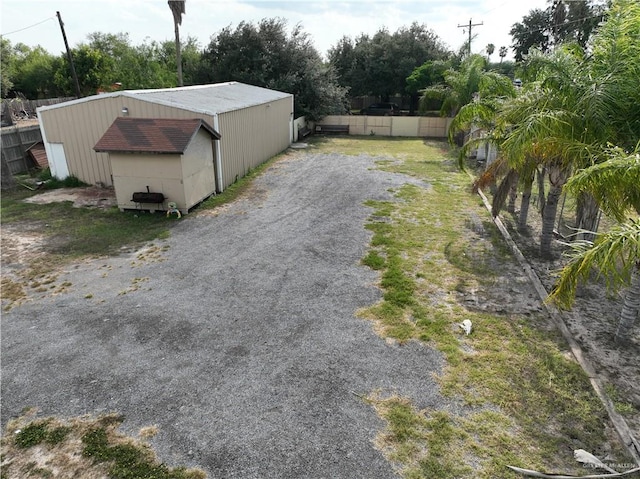 view of yard featuring an outdoor structure