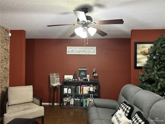 2104 Fairmont Ave, Mcallen, TX 78504 - living area featuring a ceiling fan and a textured ceiling