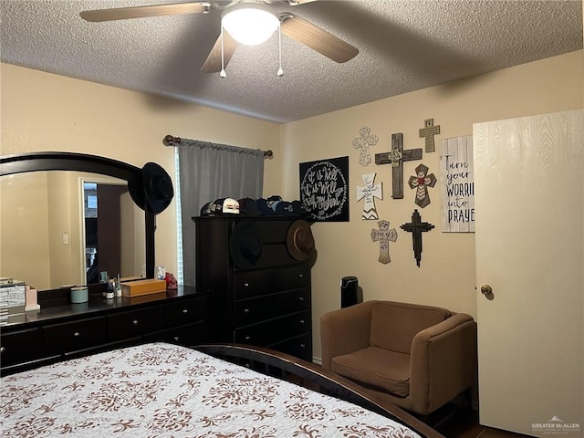 bedroom featuring ceiling fan and a textured ceiling