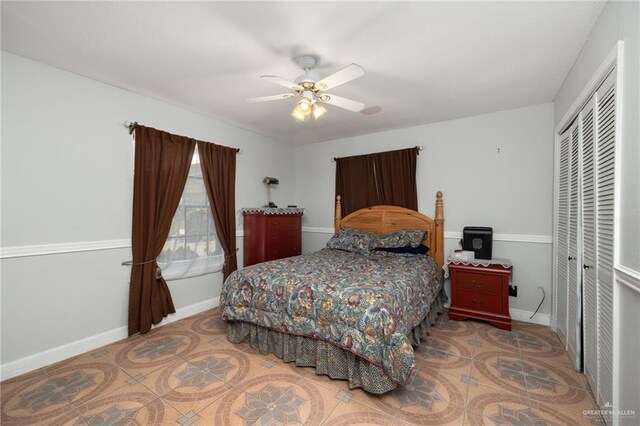 bedroom with ceiling fan and a closet