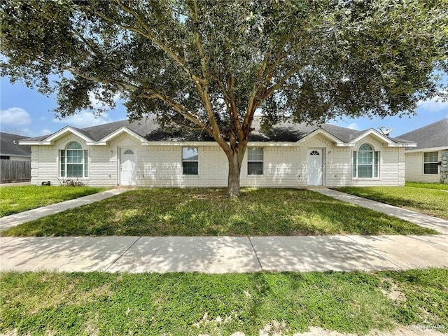 ranch-style house featuring a front yard