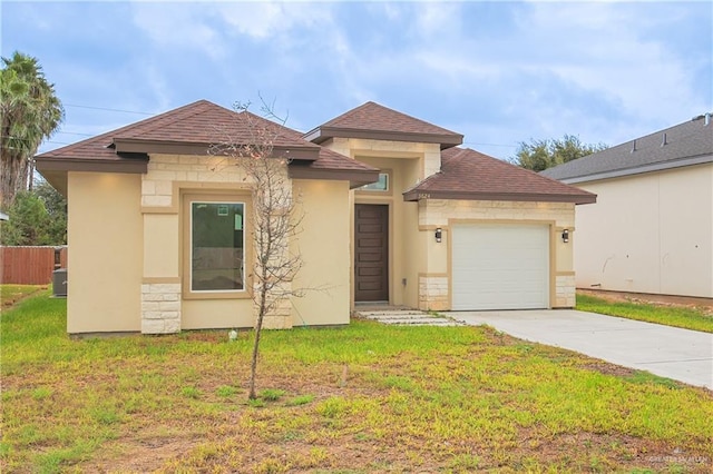 view of front of house featuring a front yard and a garage