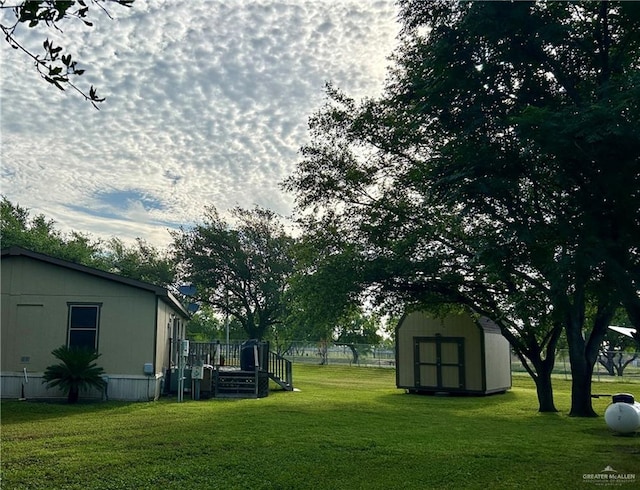 view of yard featuring a storage shed