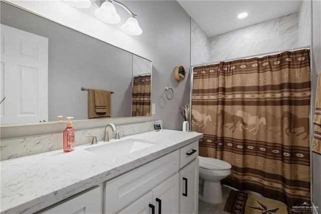 full bath with toilet, vanity, and a shower with curtain