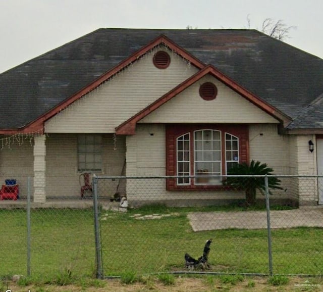 view of front of property featuring a front yard