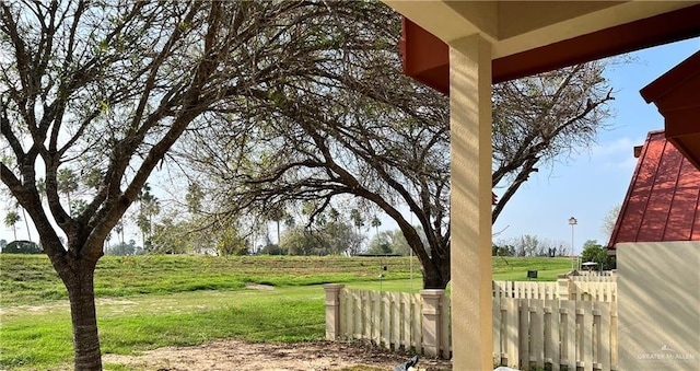 view of yard featuring a rural view