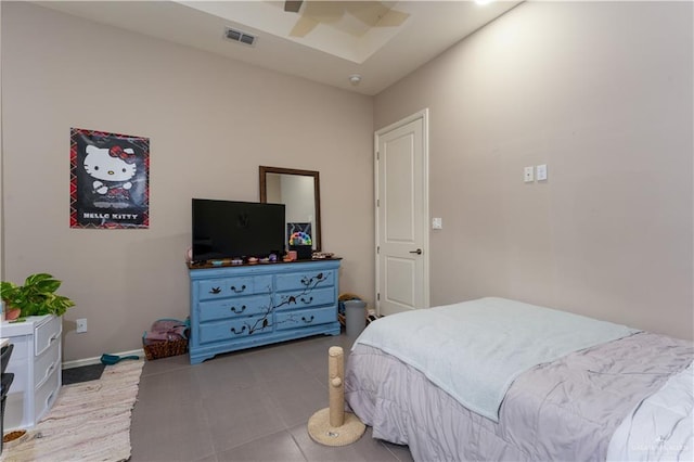 bedroom featuring a ceiling fan, visible vents, and baseboards