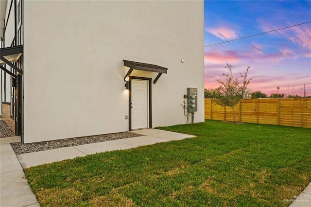 view of yard at dusk