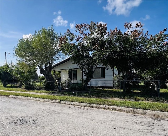 593 5th St, Raymondville, TX 78580 - view of front of house with a fenced front yard and a porch