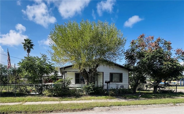 593 5th St, Raymondville, TX 78580 - view of front of home featuring a fenced front yard