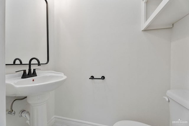 bathroom featuring toilet and sink