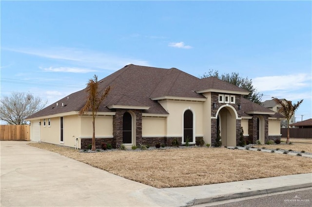 view of front of property featuring a front lawn