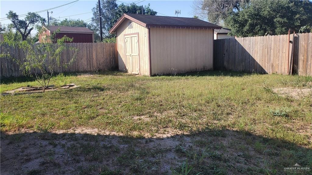 view of yard featuring a storage unit