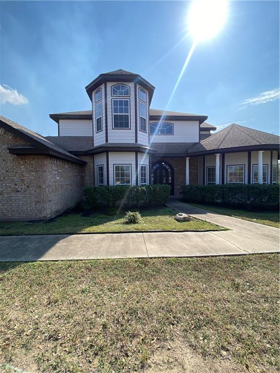 view of front of home with a front yard