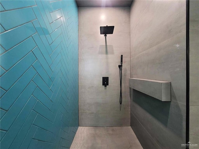 bathroom featuring a tile shower and tile walls