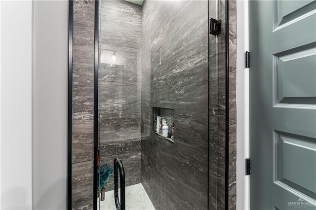 bathroom featuring tiled shower