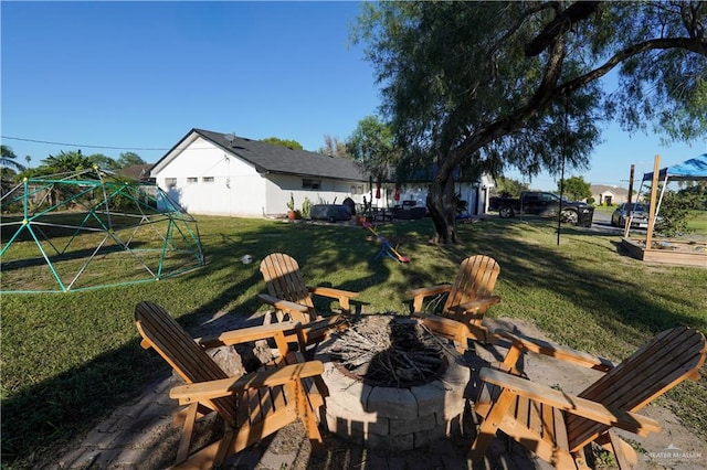 view of yard featuring an outdoor fire pit