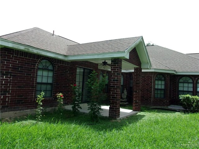 back of house featuring a lawn