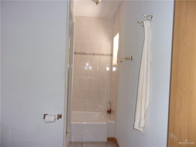 bathroom featuring tiled shower / bath combo