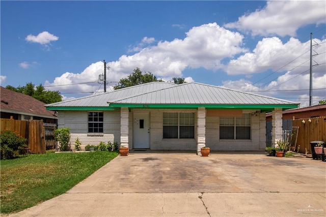 single story home featuring a front lawn