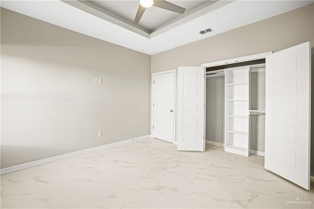 unfurnished bedroom featuring ceiling fan and a closet