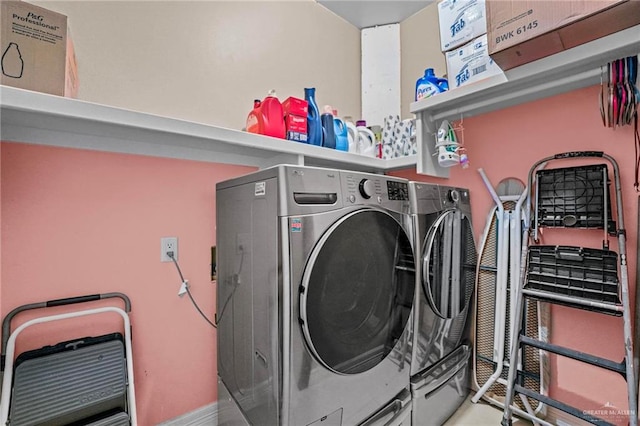 laundry room featuring heating unit and independent washer and dryer