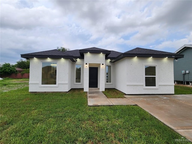 view of front of property with a front lawn