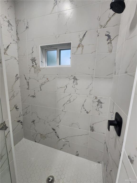 bathroom featuring a tile shower