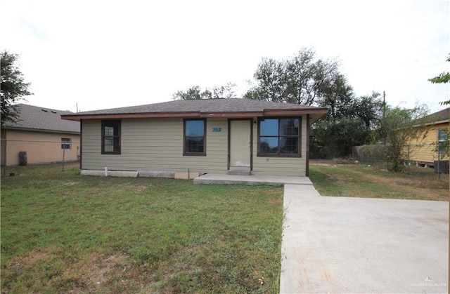 view of front of property featuring a front yard