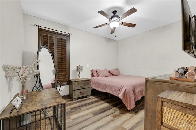 bedroom with light wood-style flooring and a ceiling fan