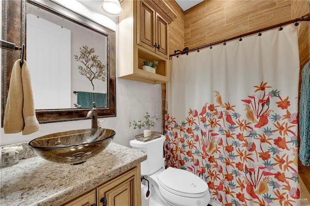 full bath with toilet, a shower with shower curtain, and vanity