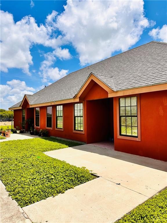 ranch-style home with a front yard