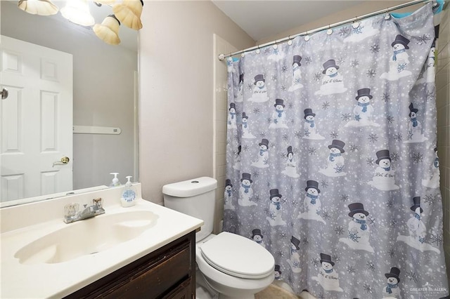 bathroom featuring a shower with shower curtain, vanity, and toilet