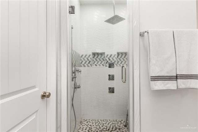 bathroom featuring tiled shower