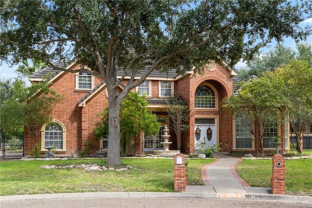 view of front of home featuring a front yard