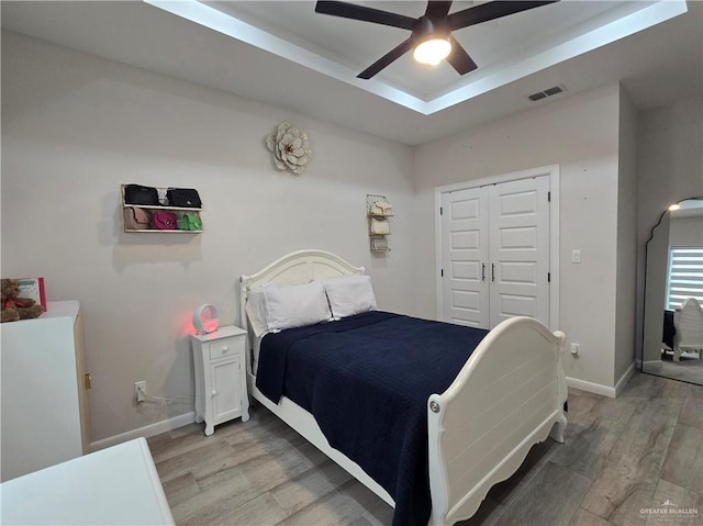 7313 N 25th Ln, Mcallen, TX 78504 - bedroom with visible vents, a closet, baseboards, ceiling fan, and light wood finished floors
