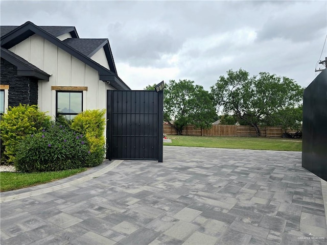 7313 N 25th Ln, Mcallen, TX 78504 - view of patio with a gate and fence