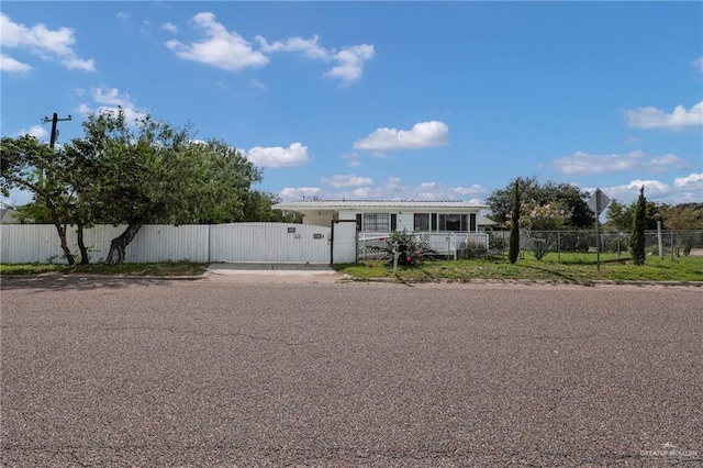 421 W Champion St, Edinburg, TX 78539 - manufactured / mobile home featuring a gate and a fenced front yard
