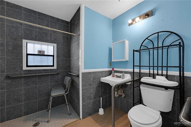 421 W Champion St, Edinburg, TX 78539 - full bath featuring tile walls, tiled shower, a wainscoted wall, and tile patterned floors