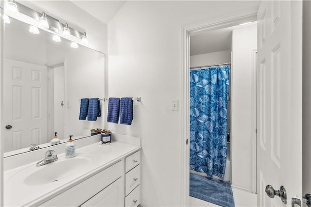 bathroom featuring a shower with curtain and vanity