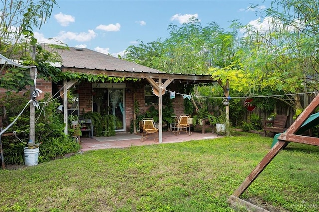 view of yard featuring a patio area