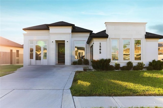 view of front of home featuring a front lawn