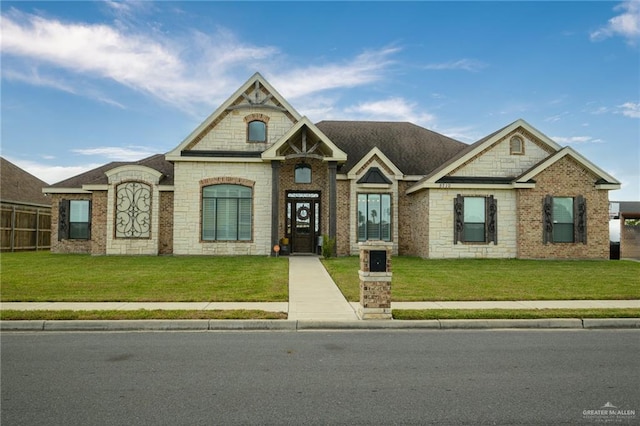 view of front of property featuring a front yard