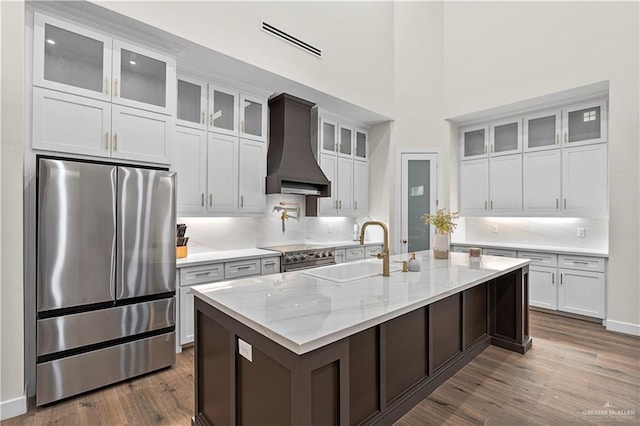 1620 Stonegate Dr, Mission, TX 78574 - kitchen with stainless steel appliances, custom exhaust hood, a sink, dark wood finished floors, and an island with sink