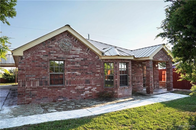 view of front of home featuring a front lawn