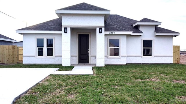 view of front of property featuring a front yard