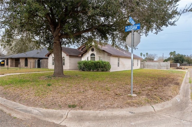 view of front of property featuring a front lawn